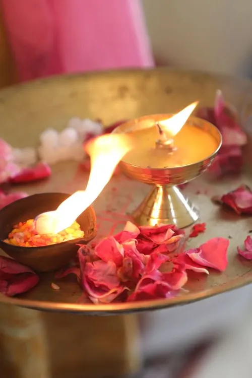 पूजा की थाली और दीया (स्टॉक फोटो)